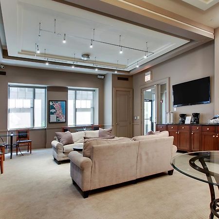 Dewitt Hotel And Suites Чикаго Екстериор снимка
