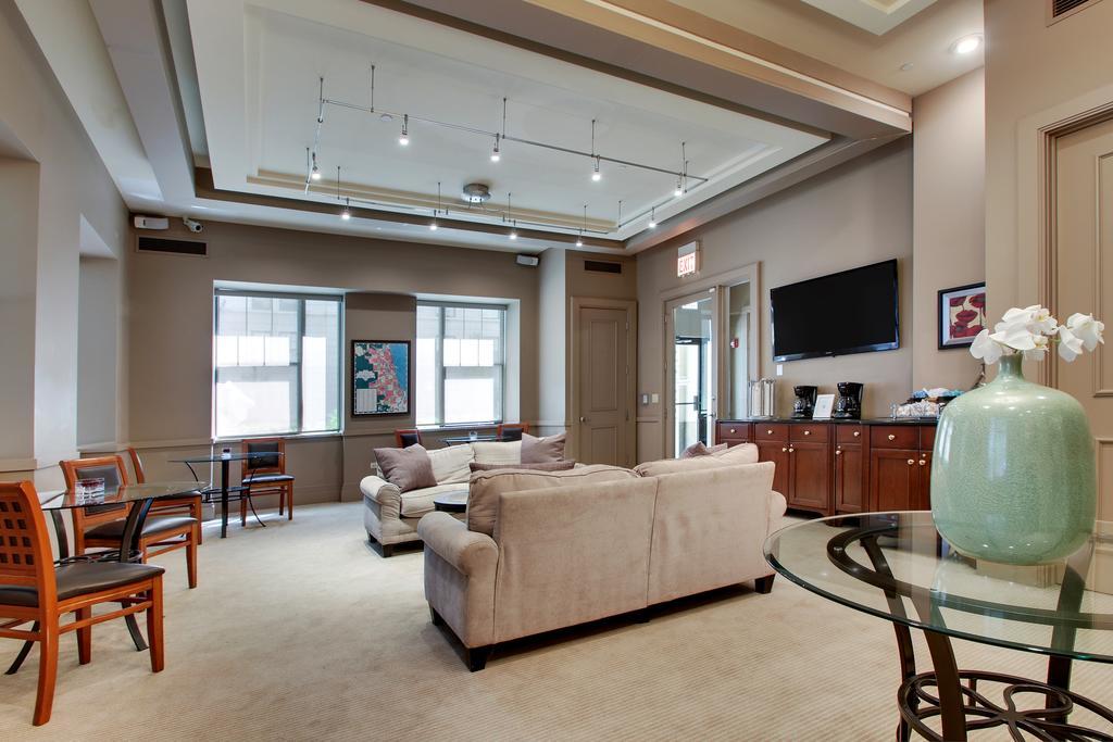 Dewitt Hotel And Suites Чикаго Екстериор снимка