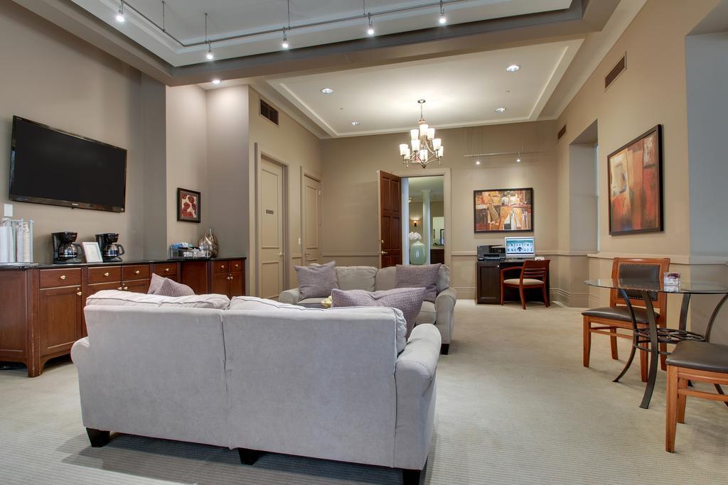 Dewitt Hotel And Suites Чикаго Екстериор снимка