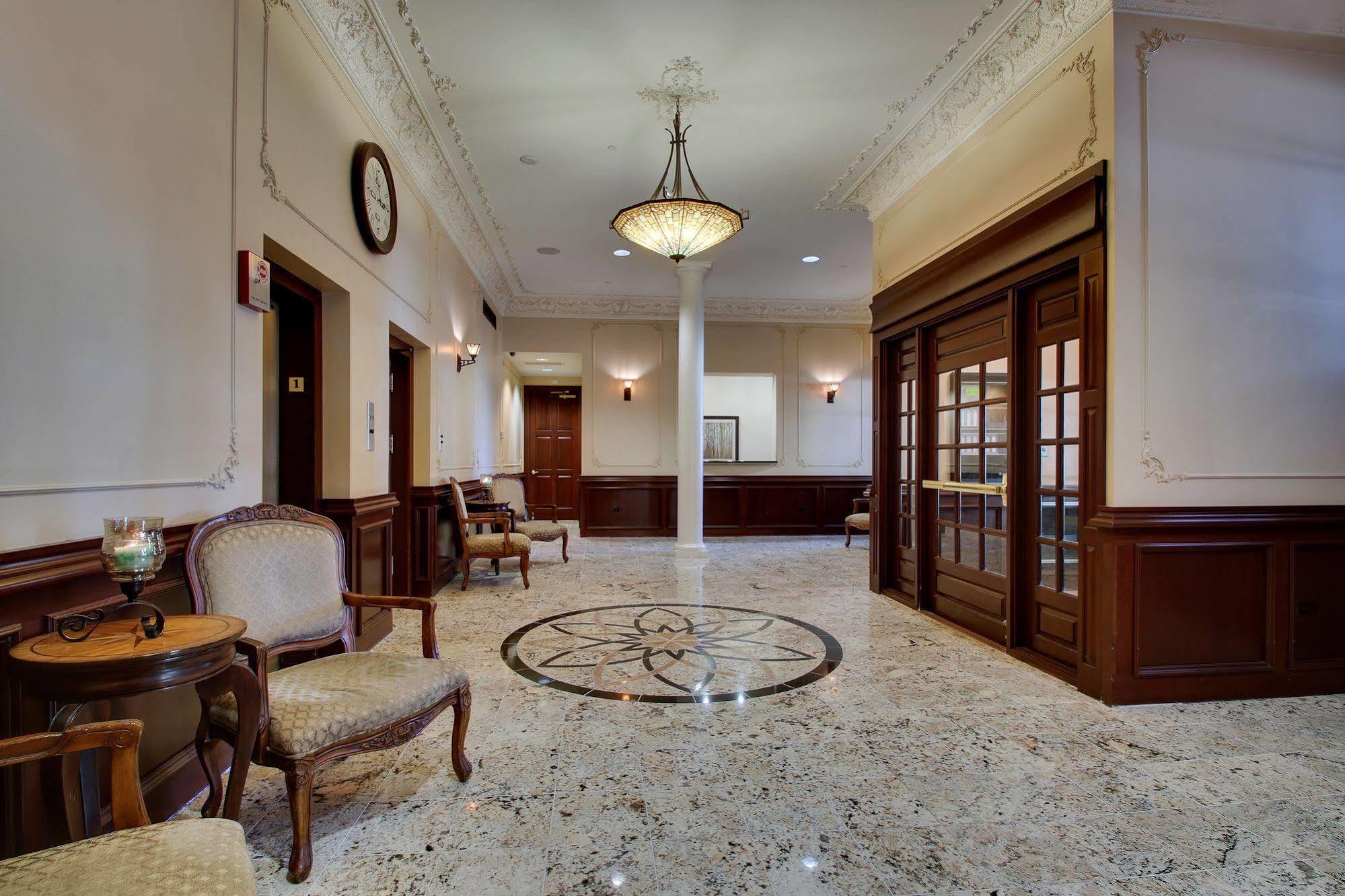 Dewitt Hotel And Suites Чикаго Екстериор снимка