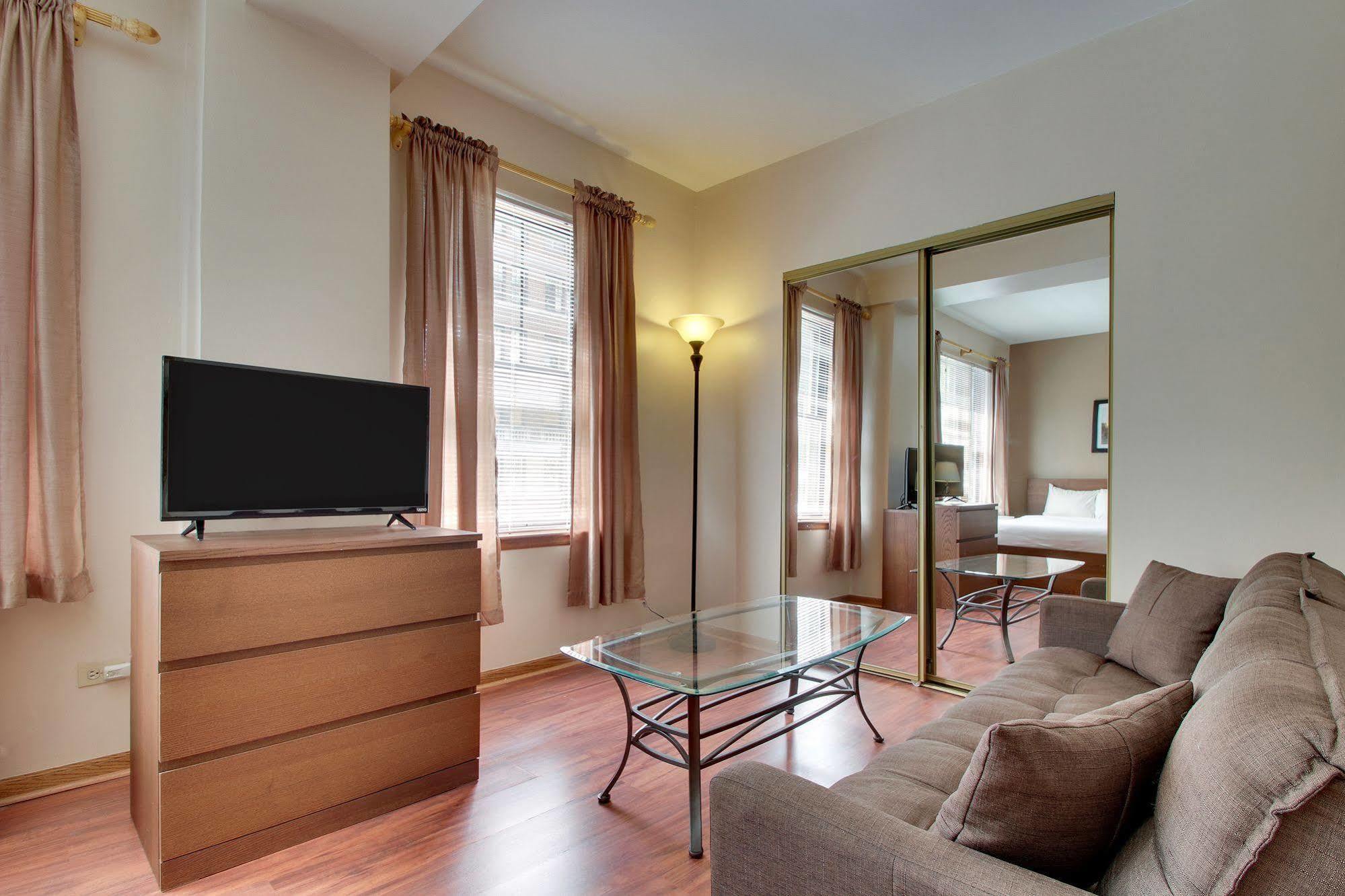 Dewitt Hotel And Suites Чикаго Екстериор снимка